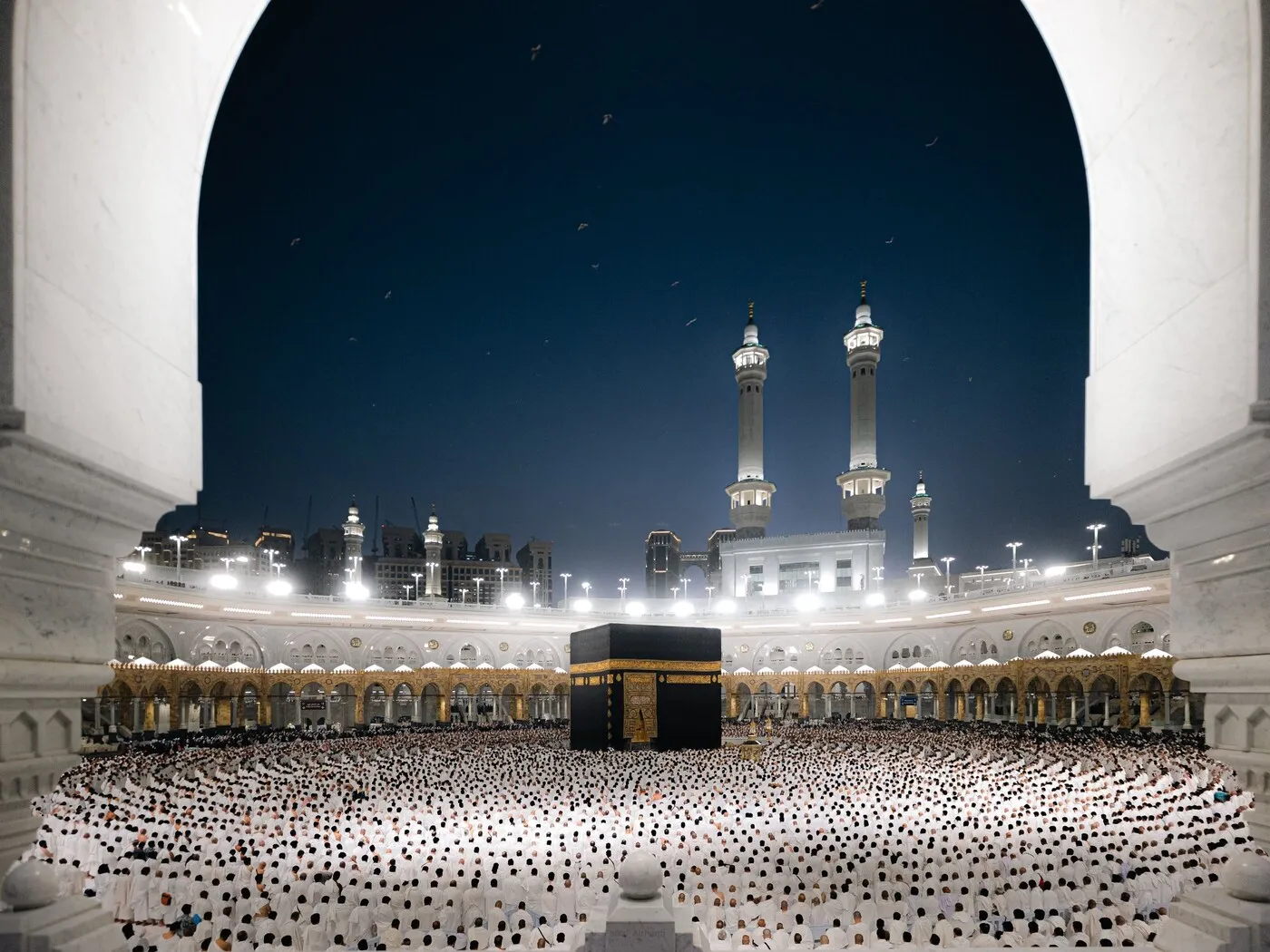 المسجد الحرام ليلاً من خلف قوس من أقواسه